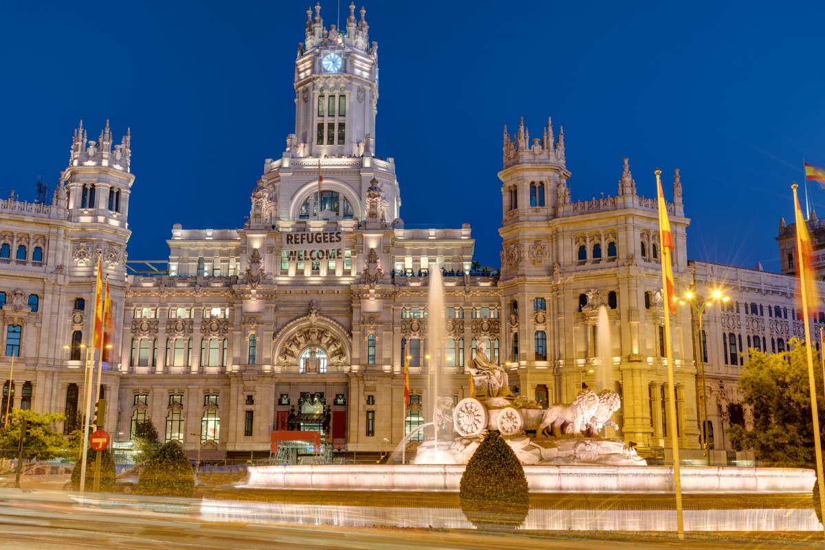 plaza-de-cibeles-in-madrid-at-night